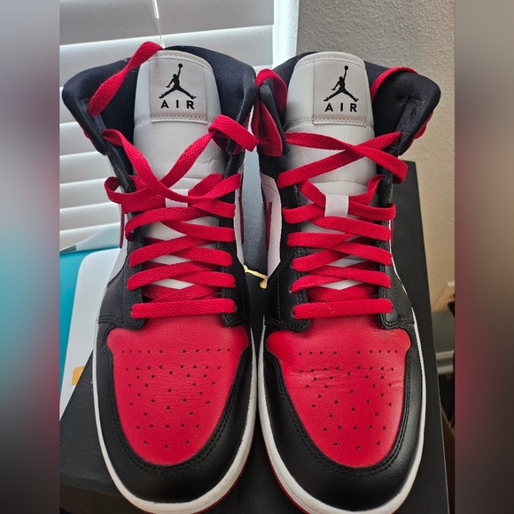 Jordan 1 Mid Unisex Red Black White Alternate Bred Toe Size 12 Womens Men's 9. - Picture 11 of 15